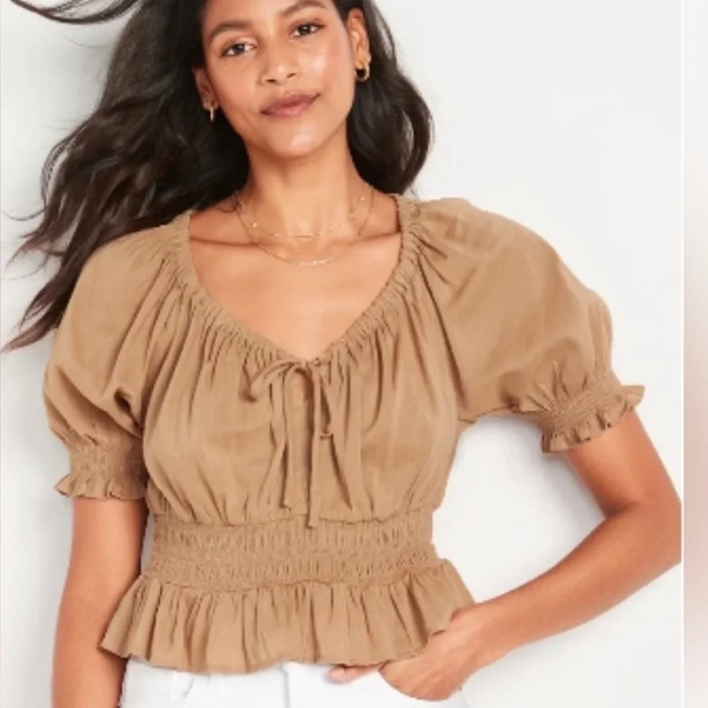 Old Navy puff-sleeve smocked poet blouse tan size M